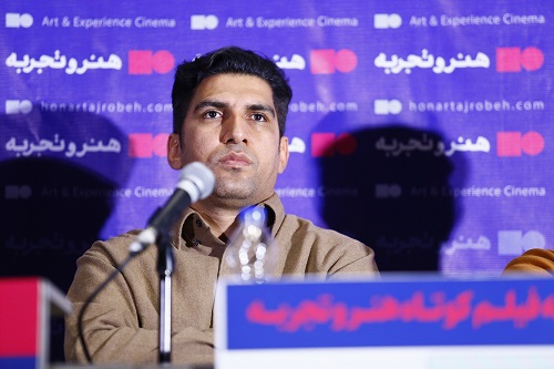 مزیت نمایش فیلم در گروه هنر و تجربه، مواجه مستقیم فیلمساز با مخاطب است